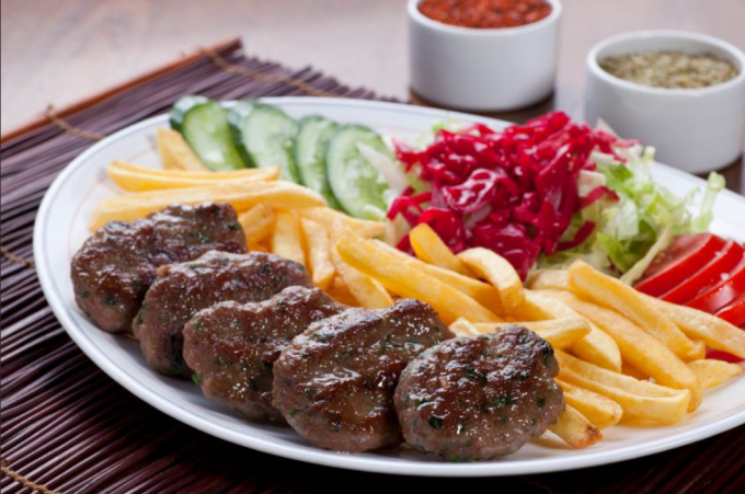 Izgara Köfte Patates Salata
