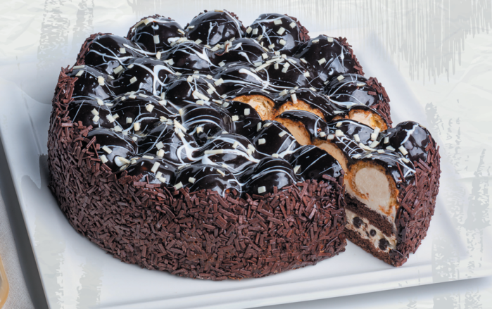 Siyah Profiterollü Pasta Dilimi