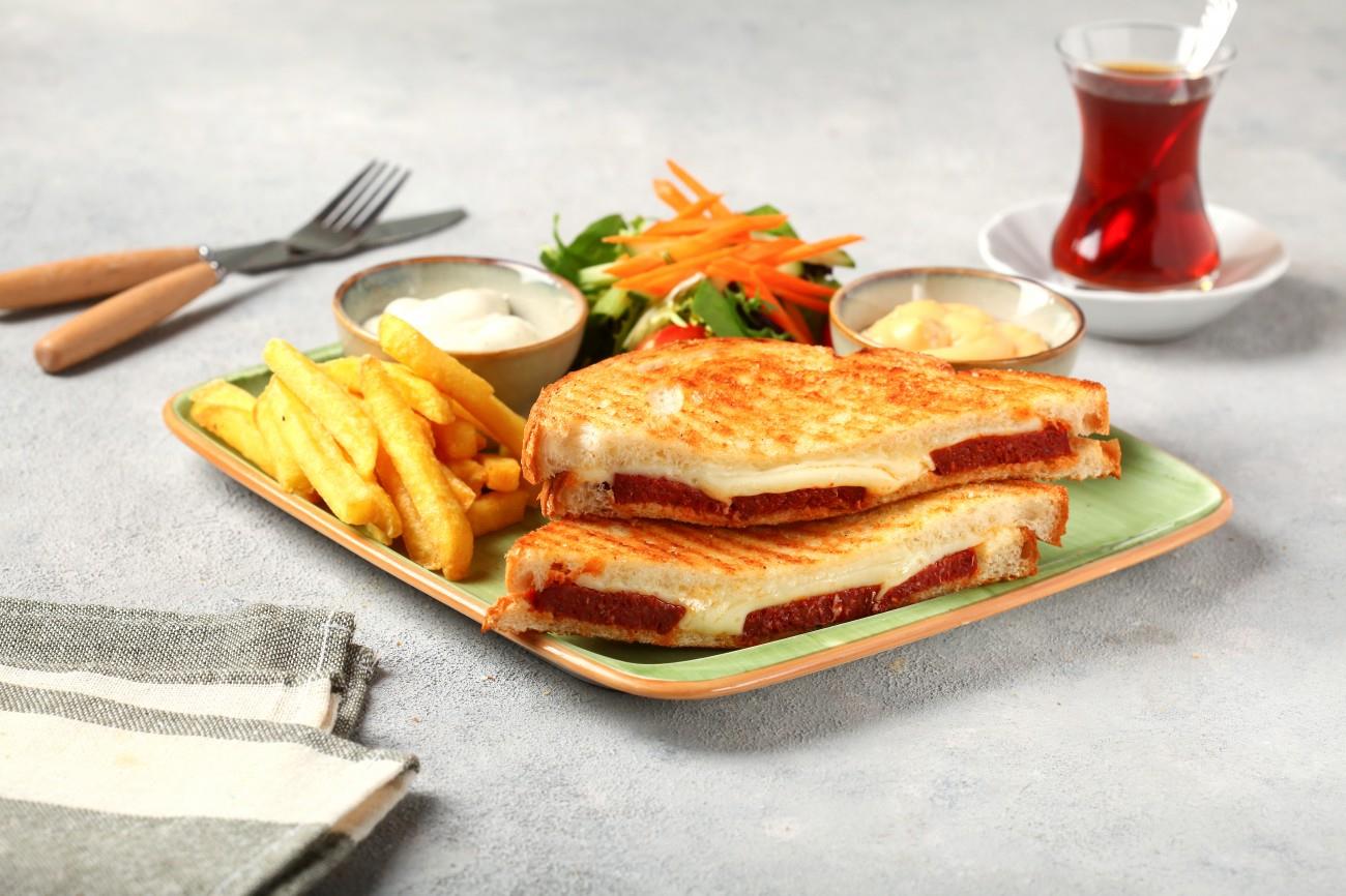Sucuk Kaşarlı Tost